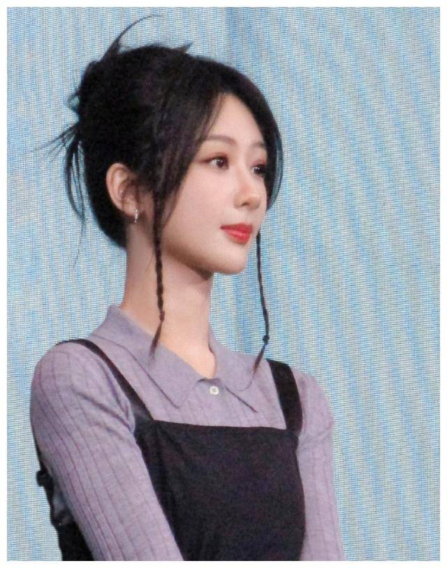 杨紫感谢春晚邀请,遗憾未能参加拍戏,但仍热切期待!