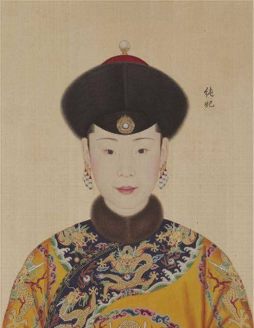 苏召南只不过是个没有官职的普通汉人,连旗人都算不上,所以纯惠皇贵妃