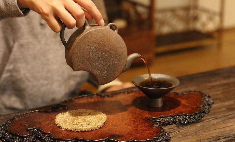 给客人倒茶时,对方敲三下桌子是啥意思?不懂别乱敲,闹