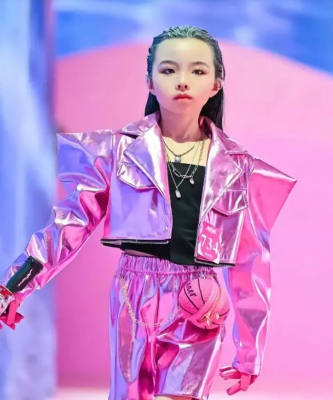 尽管田静没有透露悦悦的真名,但凭借宣传海报,聪明的