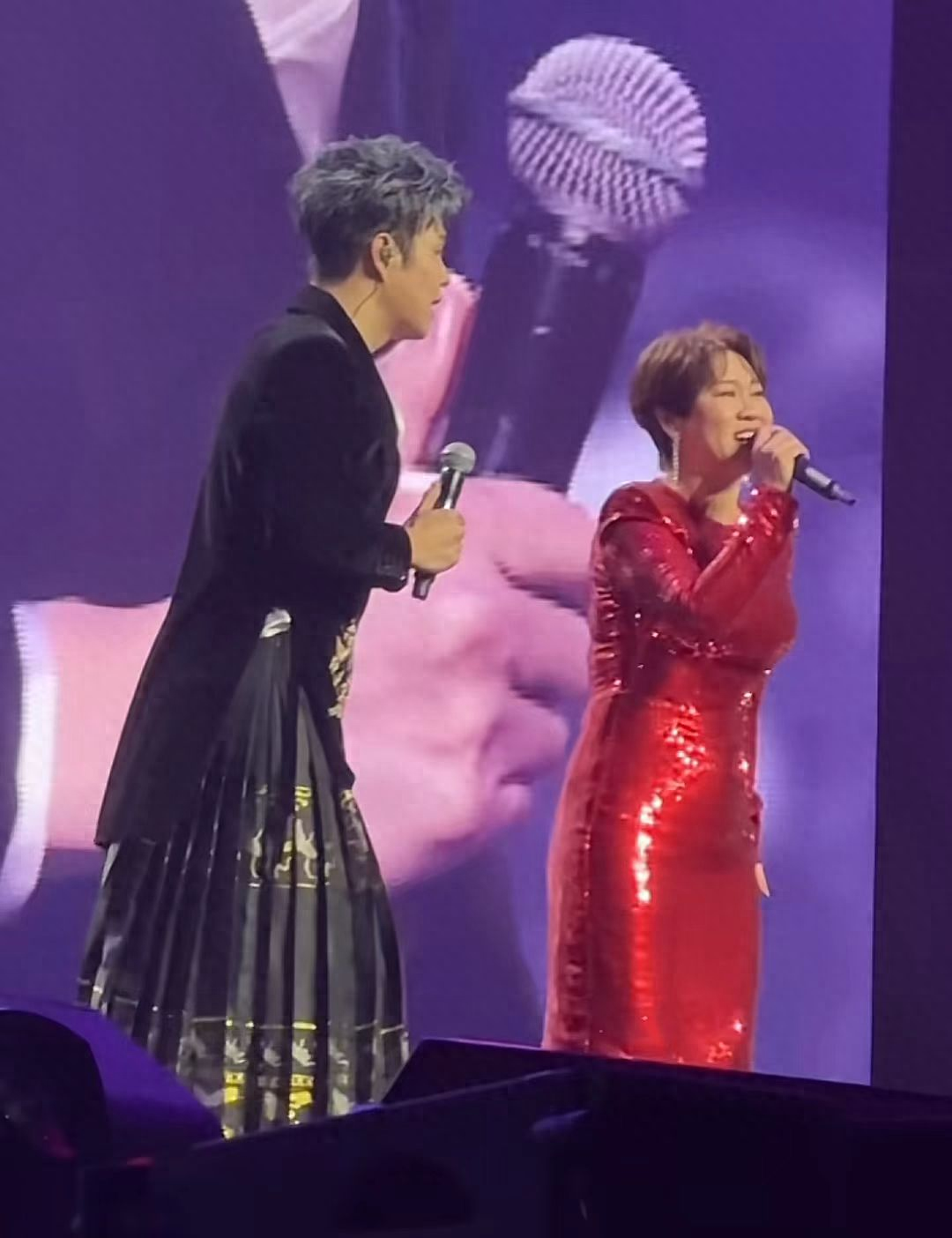 了美味可口的猪肉大葱饺子,可以看到他们包的每个饺子馅料都很饱满