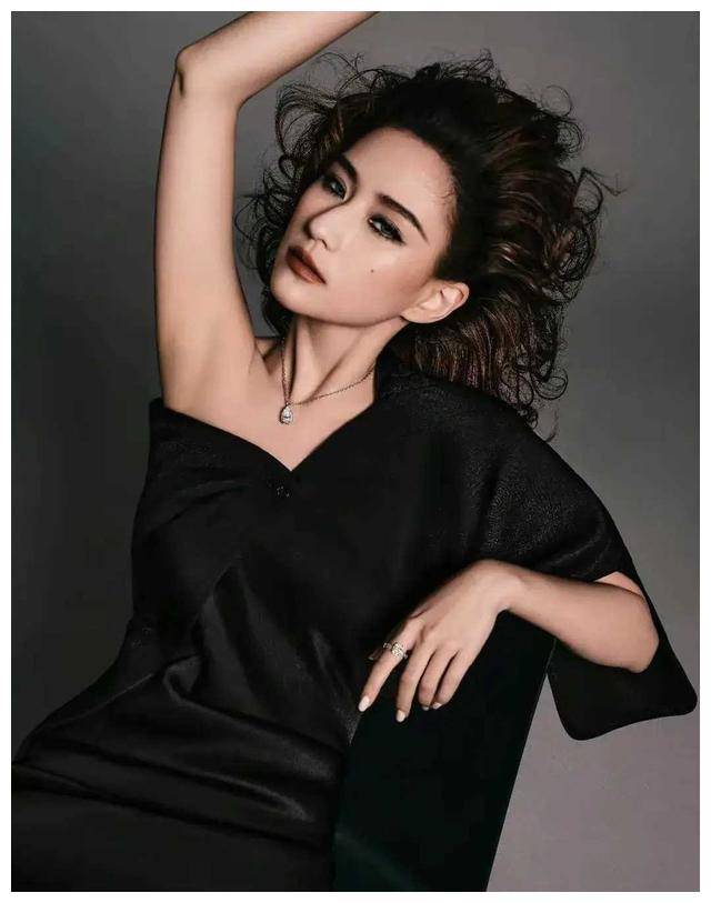 赌王千金何超莲与薛凯琪超飒闺蜜局,衣着大胆堪比《男人装》_时尚