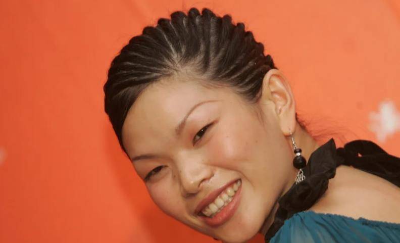中国彩妆教父李东田认为吕燕不仅拥有出众的容貌和气质,还在镜头前