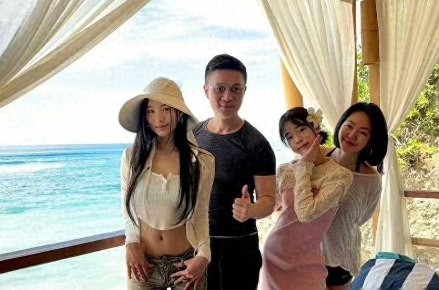 母女仨撞脸,二姐穿搭成熟明星范足_女儿_许雅钧_快乐家庭