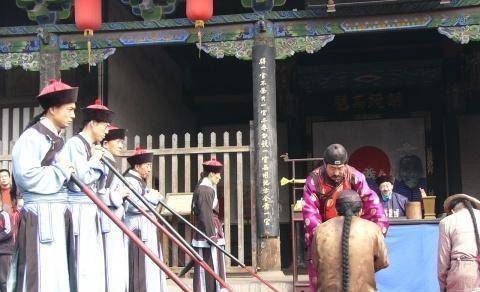 其实清朝有着严格的逐级告状制度,凡词讼须自下而上陈告,先经州县衙门