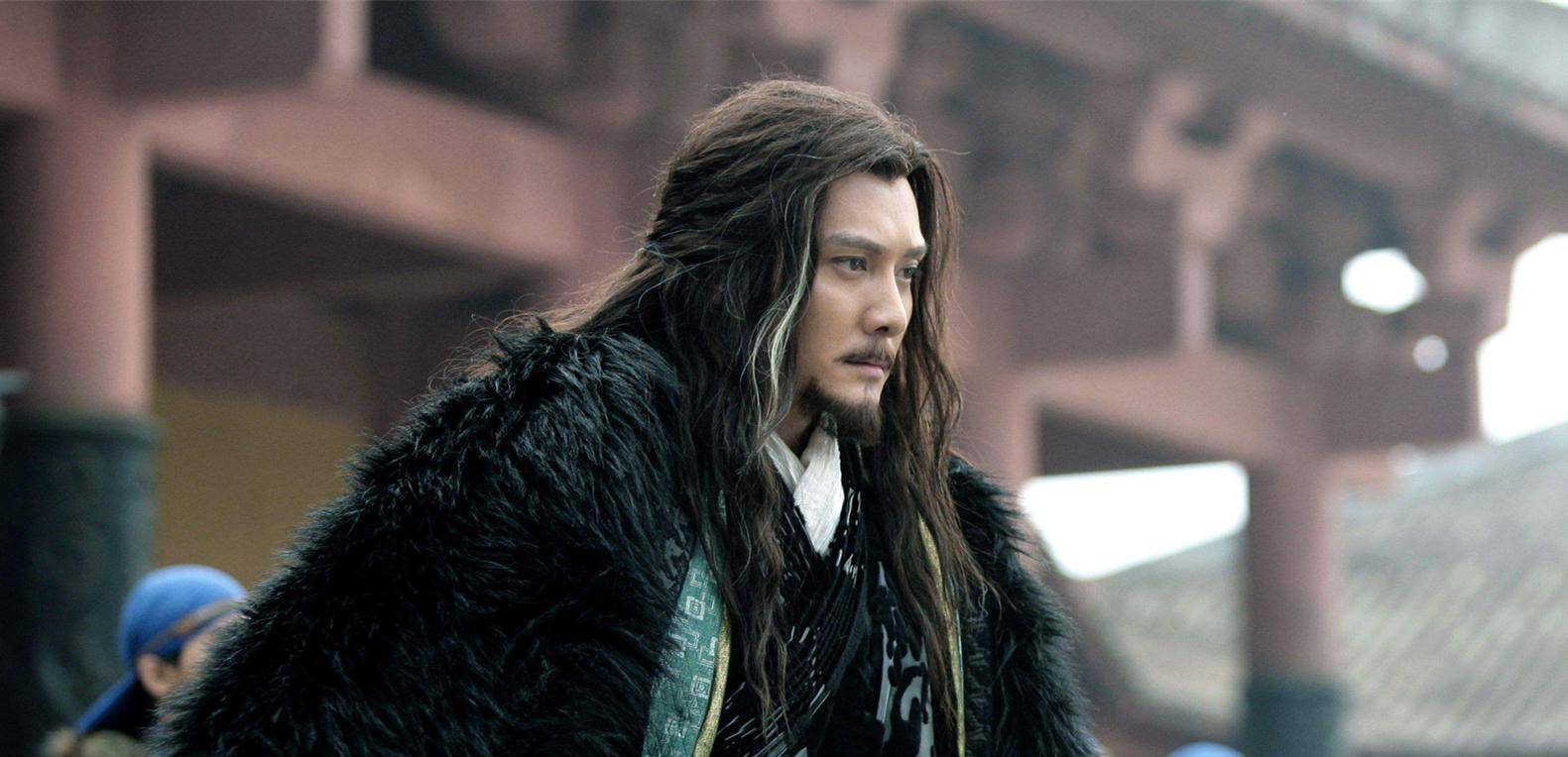 打铁,在吴中发兵起事,项羽更是大展神威,直接砍下会稽太守殷通的脑袋