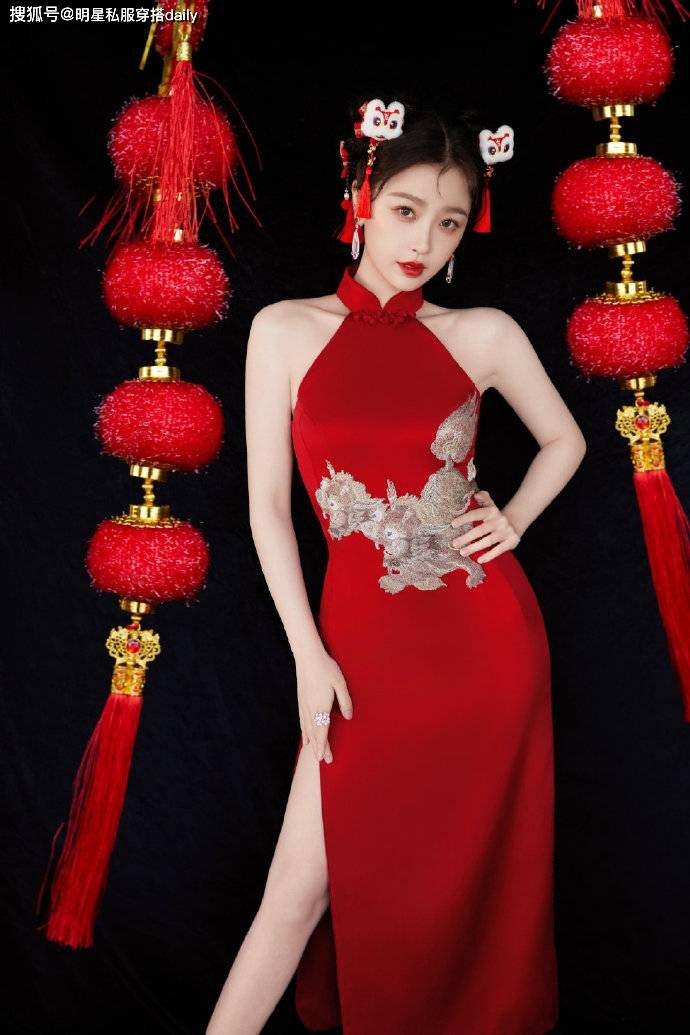 红色挂脖旗袍大秀曲线身材,既!