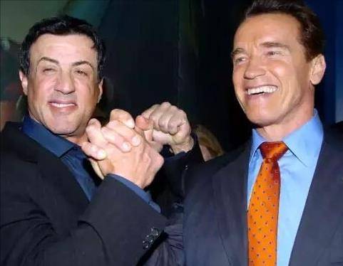 电影界的施瓦辛格,自然结识了好莱坞另一位"硬汉"史泰龙.