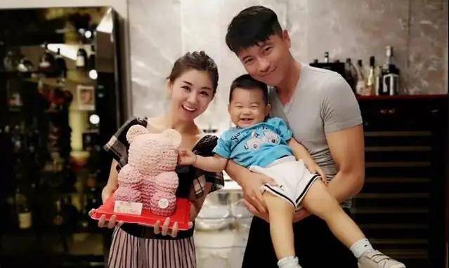 两夫妻结婚9年0绯闻,如今再度当爸妈,李小萌王雷的婚姻堪称典范_儿子