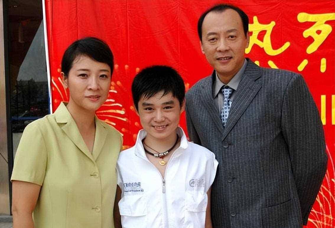 侯天来:戏里猥琐变态,生活中却是痴情男人,也对妻女有亏欠_家庭_妻子