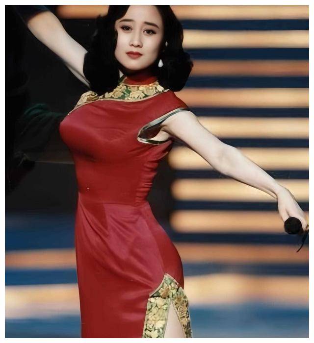 李连杰老婆利智近照:戴老花镜,剪短发,惊人的苍老变化