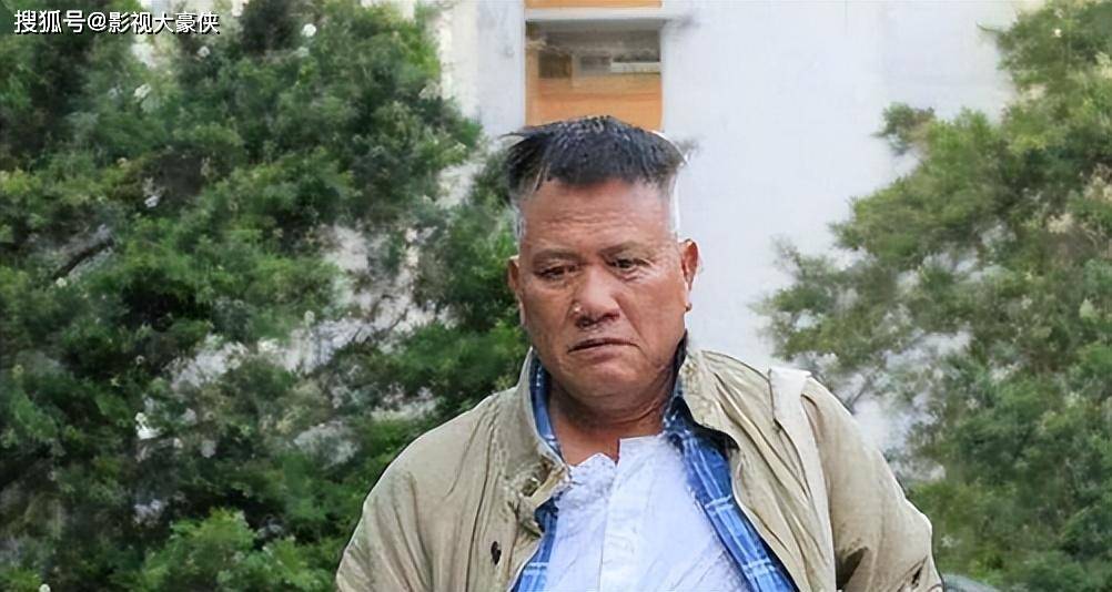 "只要能赚钱,什么都愿意做"黄俊峰走出拳击馆,仰头看了看墙上的挂钟