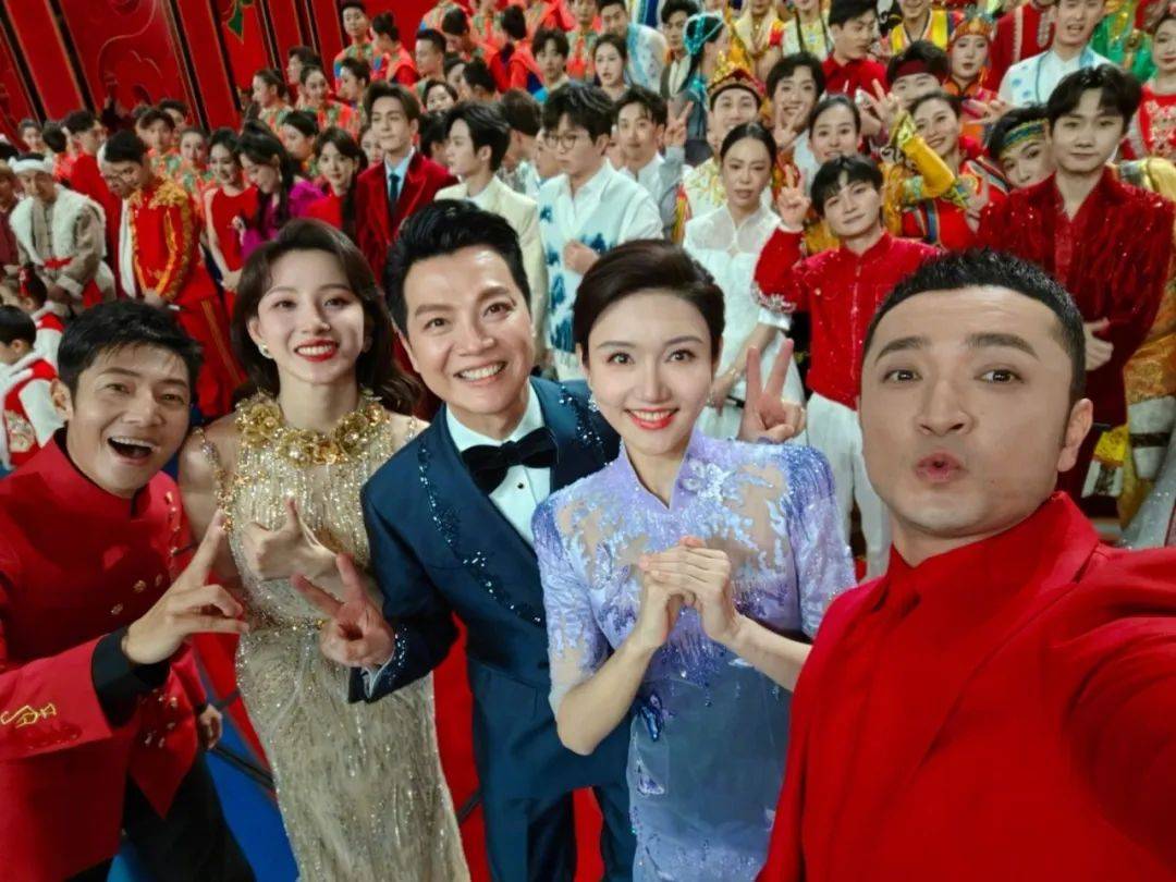 十年前春晚小伴舞,十年后舞台扛把子,这谁能想到啊……_小尼_类节目