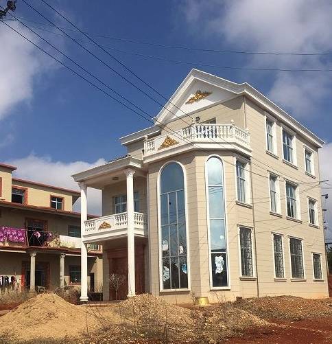 老家实拍3层豪华别墅,建在马路旁,路人看了无不称赞_户型_效果_设计