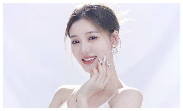 陆翊是2011届快女全国第十名,杨鹭是2016届快女绵阳区冠军,而黄汐源