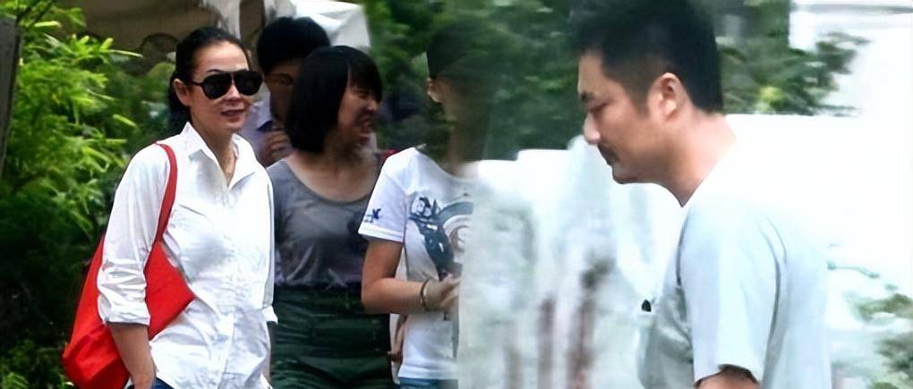 刘若英晒照为儿子庆生,一家三口赴台湾滑雪,9岁钟小弟酷飒帅气