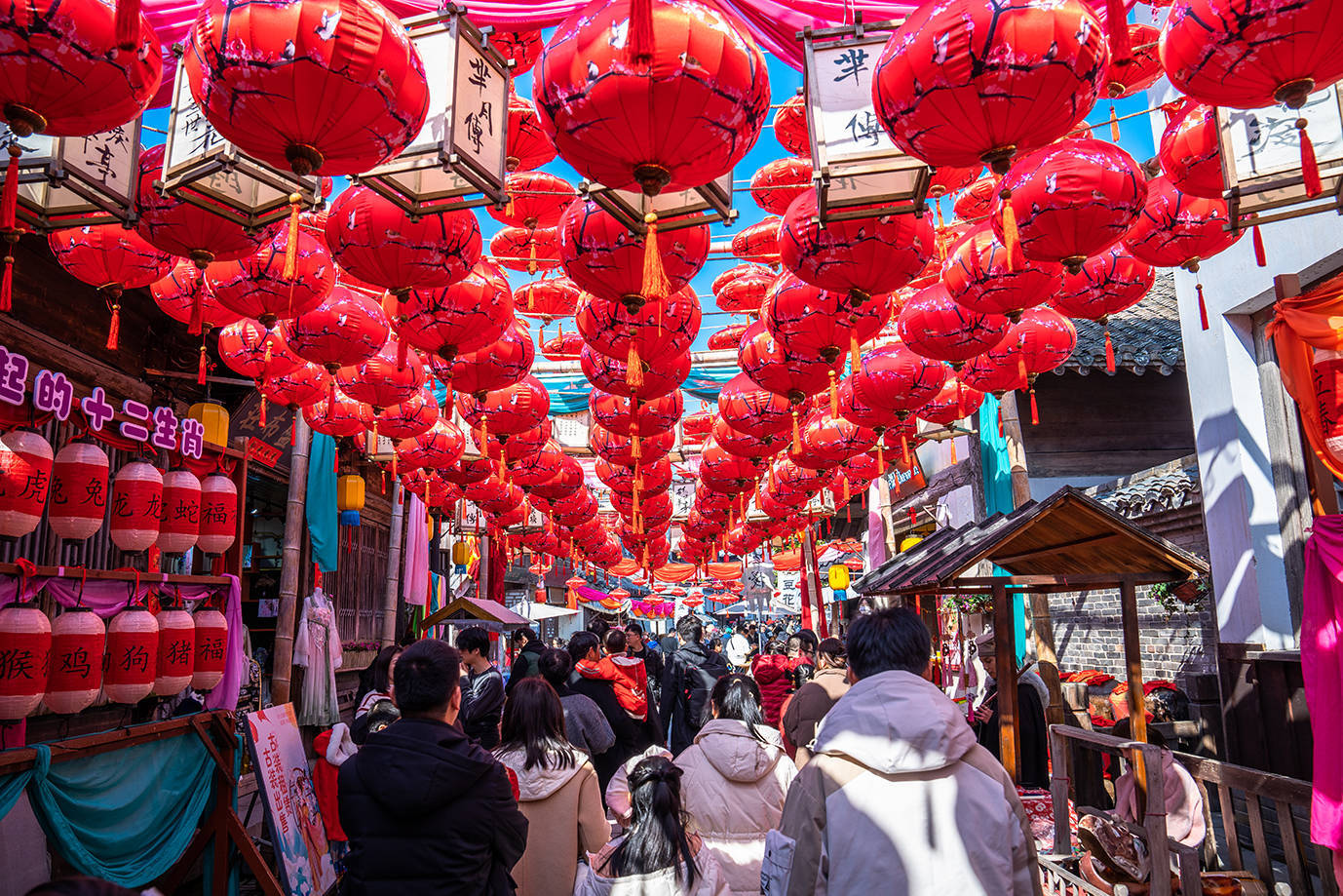 过年下点雪是不是更加的有节日气氛?那就先去村街雪景转转.