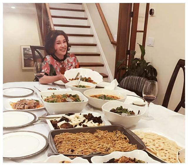 刘晓庆71岁豪宅曝光,6亿售价,生活恍如皇后,惊人少女心!