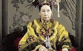 第一爱新觉罗,这个姓氏全是清朝的皇室成员,地位显赫,但大清一亡最