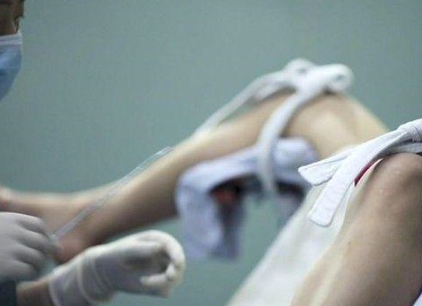 在宝妈分娩过程中,医生会根据实际状况(如胎位不利于娩出,胎儿窘迫