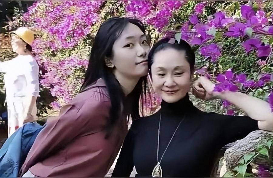 歌手于文华:再婚嫁未婚小伙,23年并未生子,如今的她幸福吗?