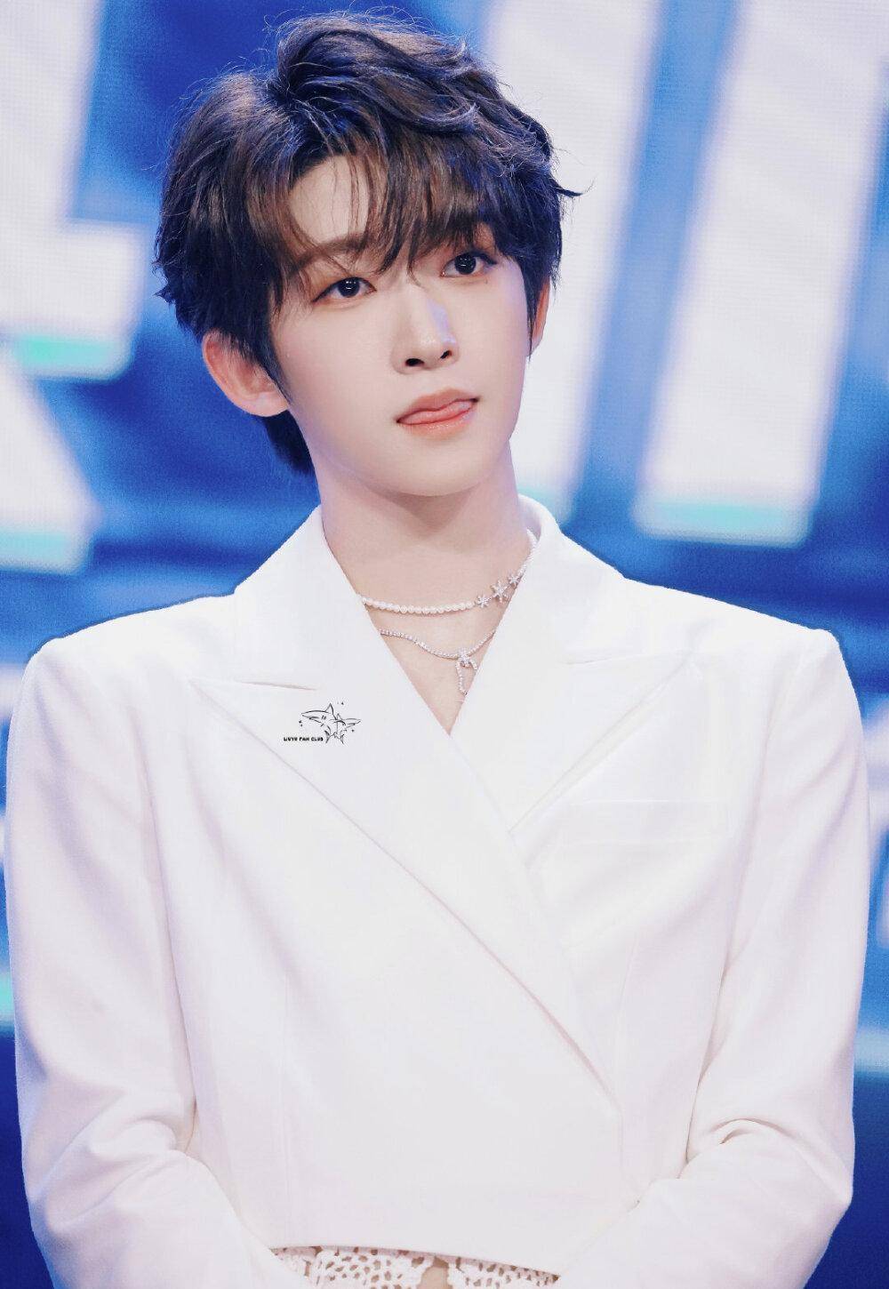 "男版鞠婧祎"刘宇出席签售会,古装造型酷似魏无羡,引发争议!