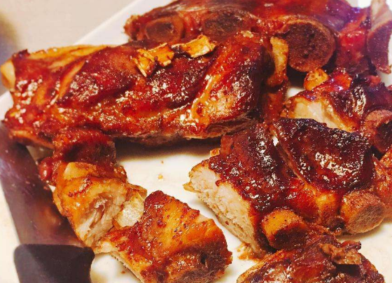 年夜饭硬菜,叉烧排骨,甜糯焦香,肉厚汁多,咬一口很劲道!