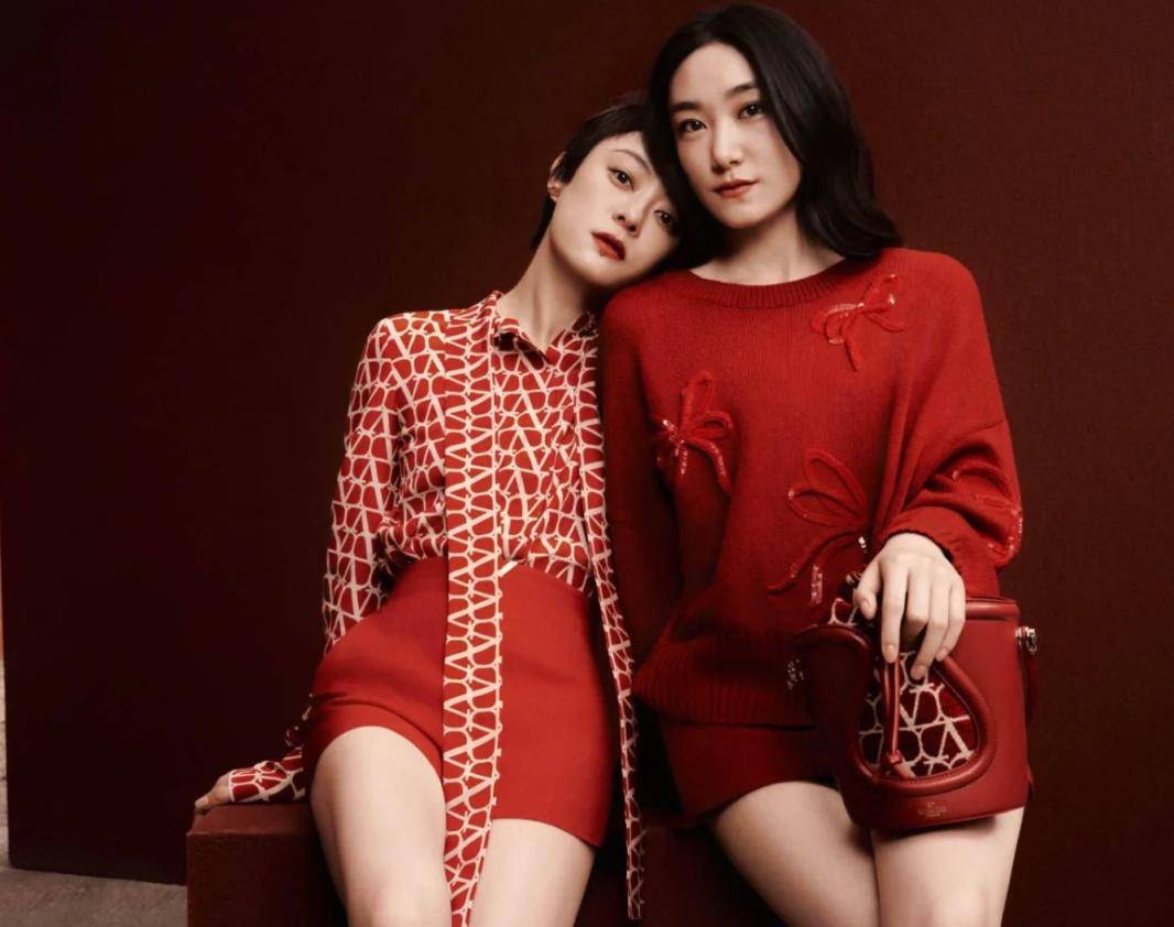 孙俪携22岁妹妹拍时尚大片,孙艳长相老气眼神涣散,遭网友群嘲_演技