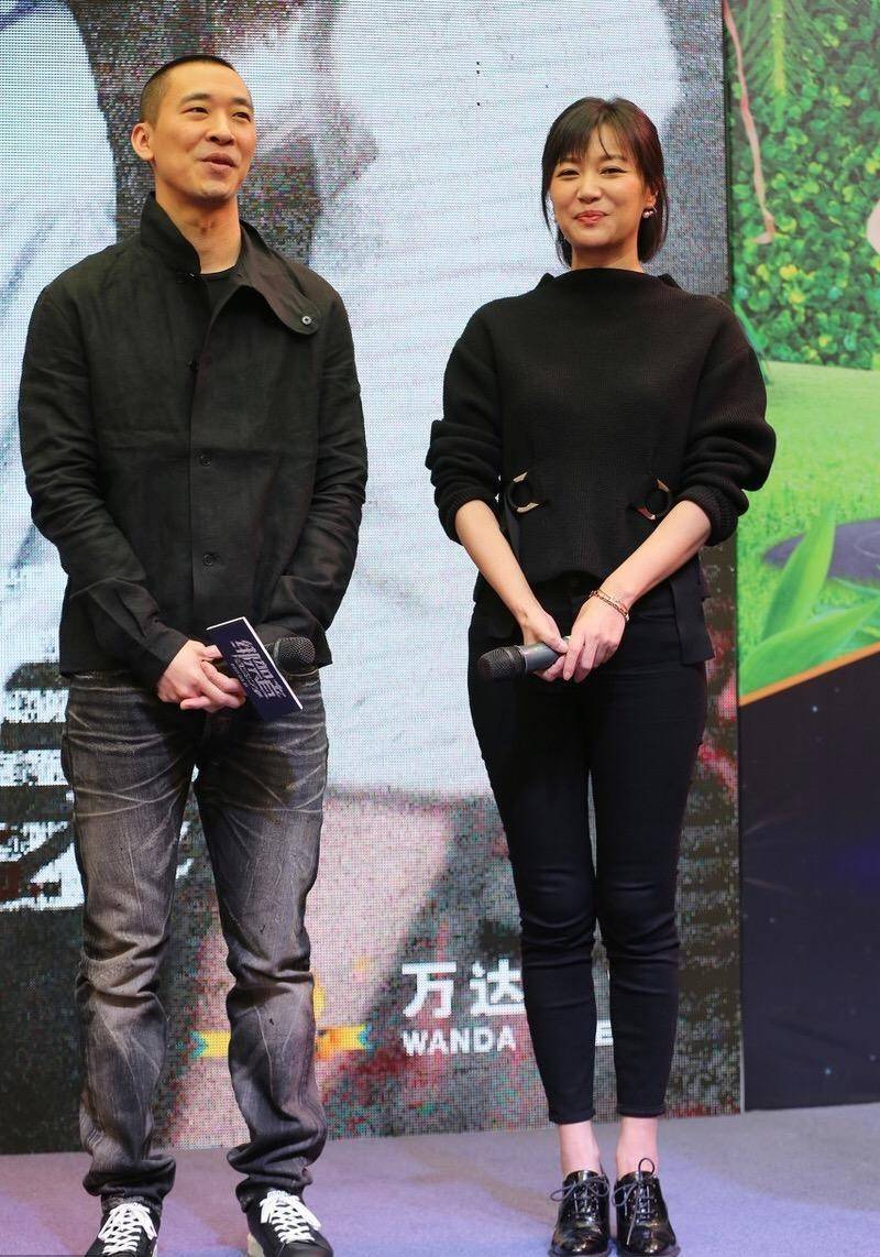 49岁徐静蕾罕见与男友亮相,都穿卫衣 牛仔裤,同岁的他像小年轻