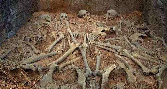 今天,在河南安阳发掘的奴隶主墓葬中,一般都有几个,几十个人殉葬,有的