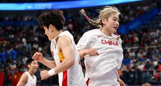 中国女篮在奥运资格赛中遭到法国队32分大败，李梦尽力却难敌对手