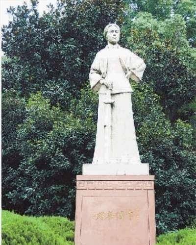 ""题解"说明:1906年5月,秋瑾离开浔溪女学,前赴上海,临行时,徐