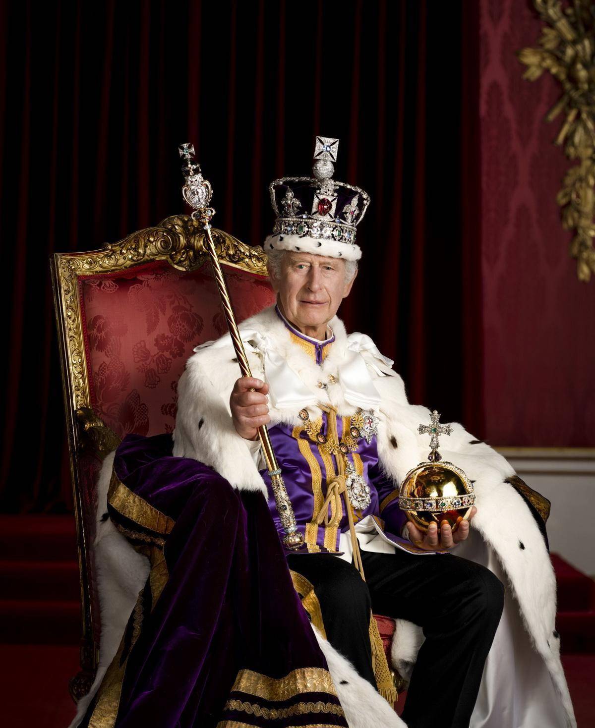 威廉下跪宣誓,查尔斯含着泪说"谢谢",他更应该说的,是