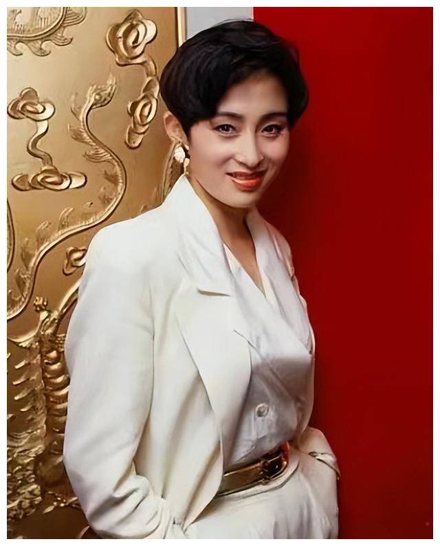 55岁张敏晒视频上热搜,网友响应回忆杀,惊叹真容不复!