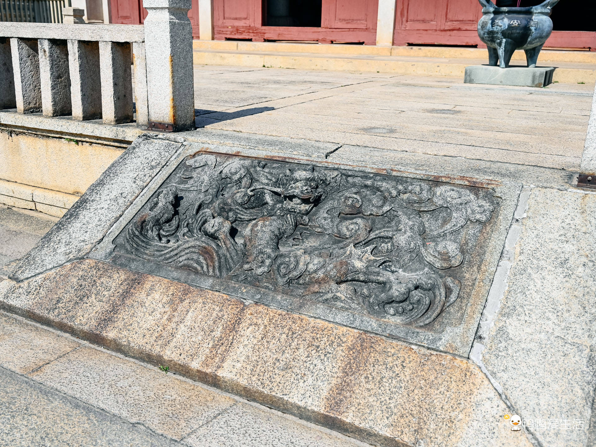 大成殿屋顶为重檐歇山式建筑,十五檩前廊后轩式,面阔五间,进深四间.