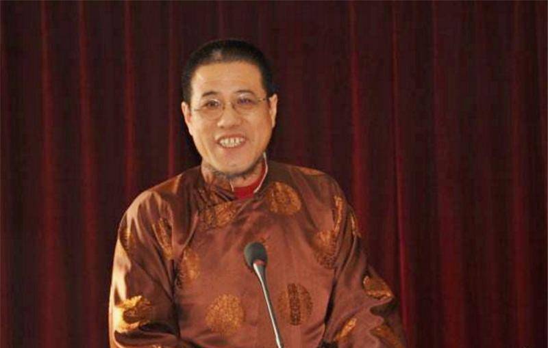 此人自称是皇族后裔,身穿龙袍手带乾隆扳指,集四百人
