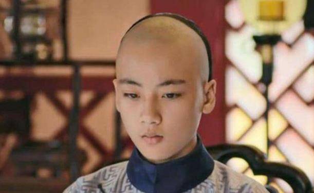 他是康熙老来子,八岁时患病去世,去世后享受唯一特权