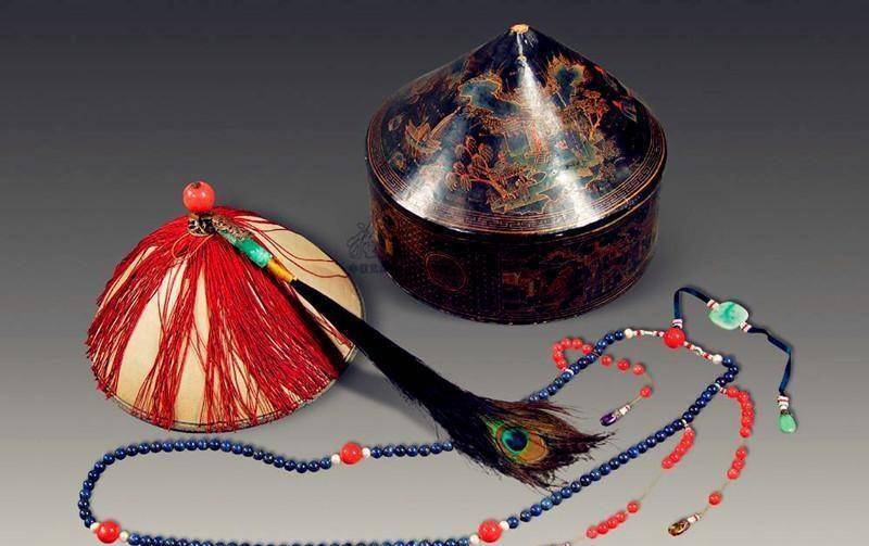 清朝官帽讲究大,带错了是要杀头的,瓜皮帽原来是明朝