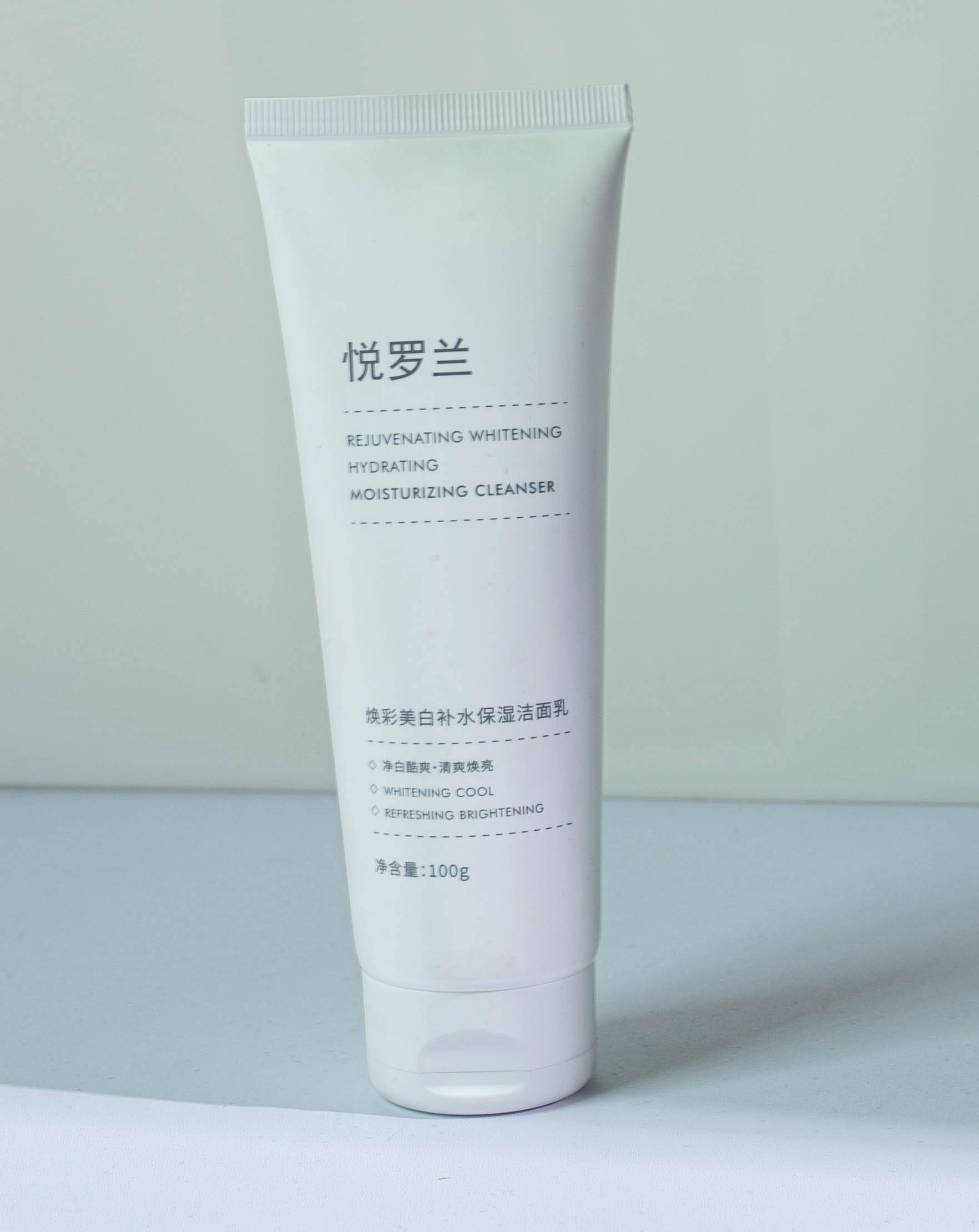 它含有多种氨基酸表活和复配皂基成分,能够同时实现强力清洁和温和