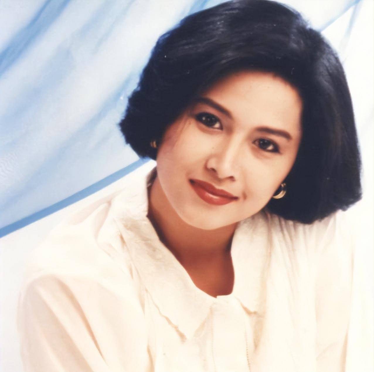 邵美琪办见面会迎接入行40年,打扮简约自然,58岁气质仍清新淡雅_生活