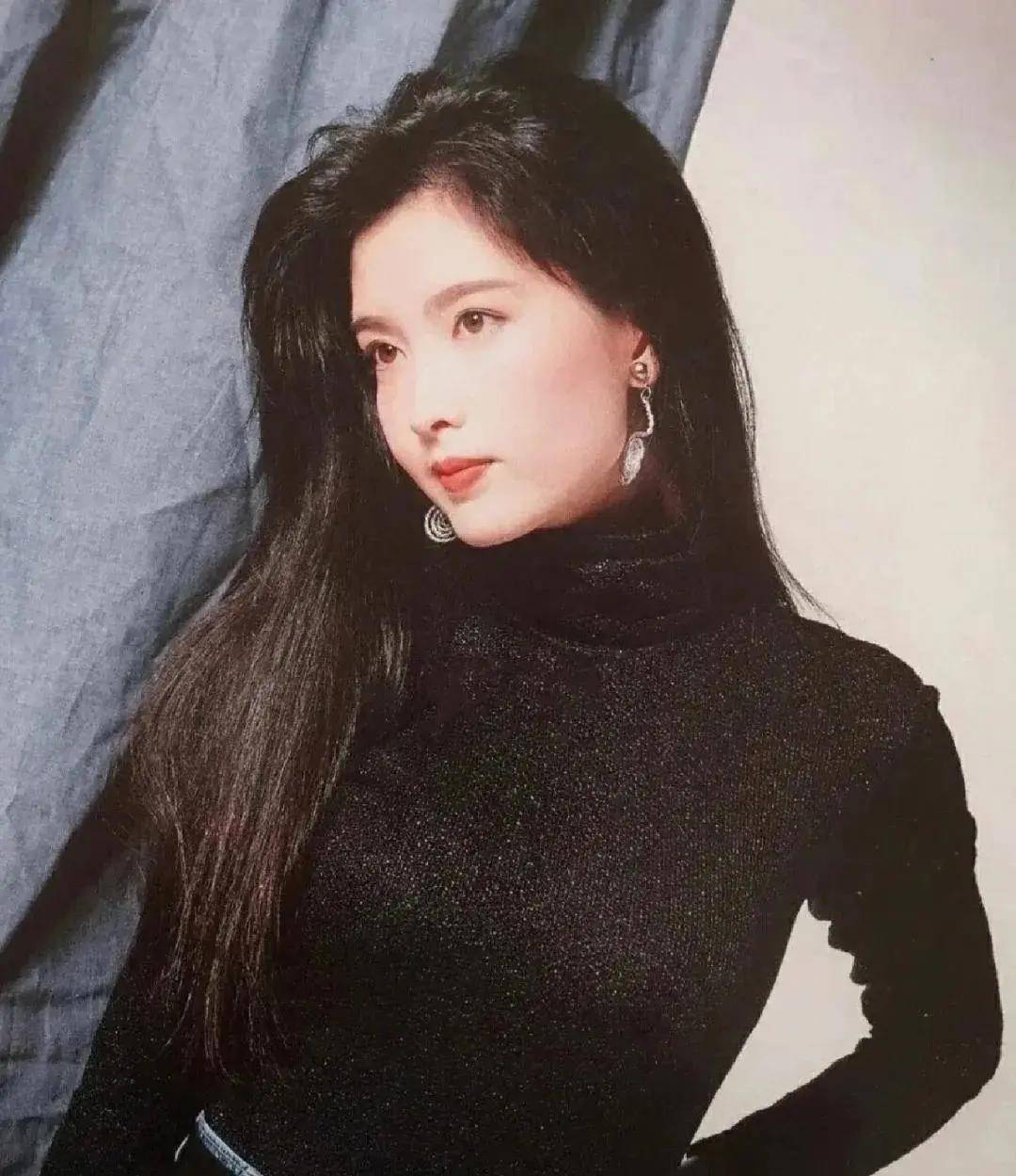 看到57岁的周慧敏,我悟了:穿衣温婉高级,发不烫不染