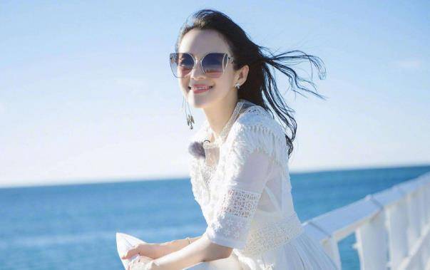 章子怡带女儿逛街,小腹隆起被疑怀三胎,本人回应让人意外!