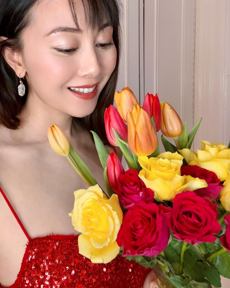 港姐袁嘉敏英国新生活,火辣身材更胜从前,单身情人节引网友热议_足迹