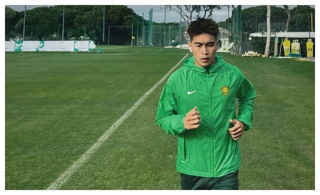 等候归队锻炼_球员