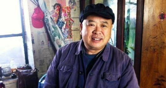 王晓曦的演艺道路颇为坎坷,几十年摸爬滚打跑龙套,人到中年,才开始