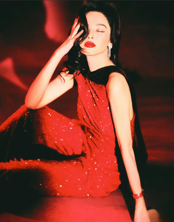 辛芷蕾晒新年穿搭:一袭红装美艳动人,红唇性感魅惑!
