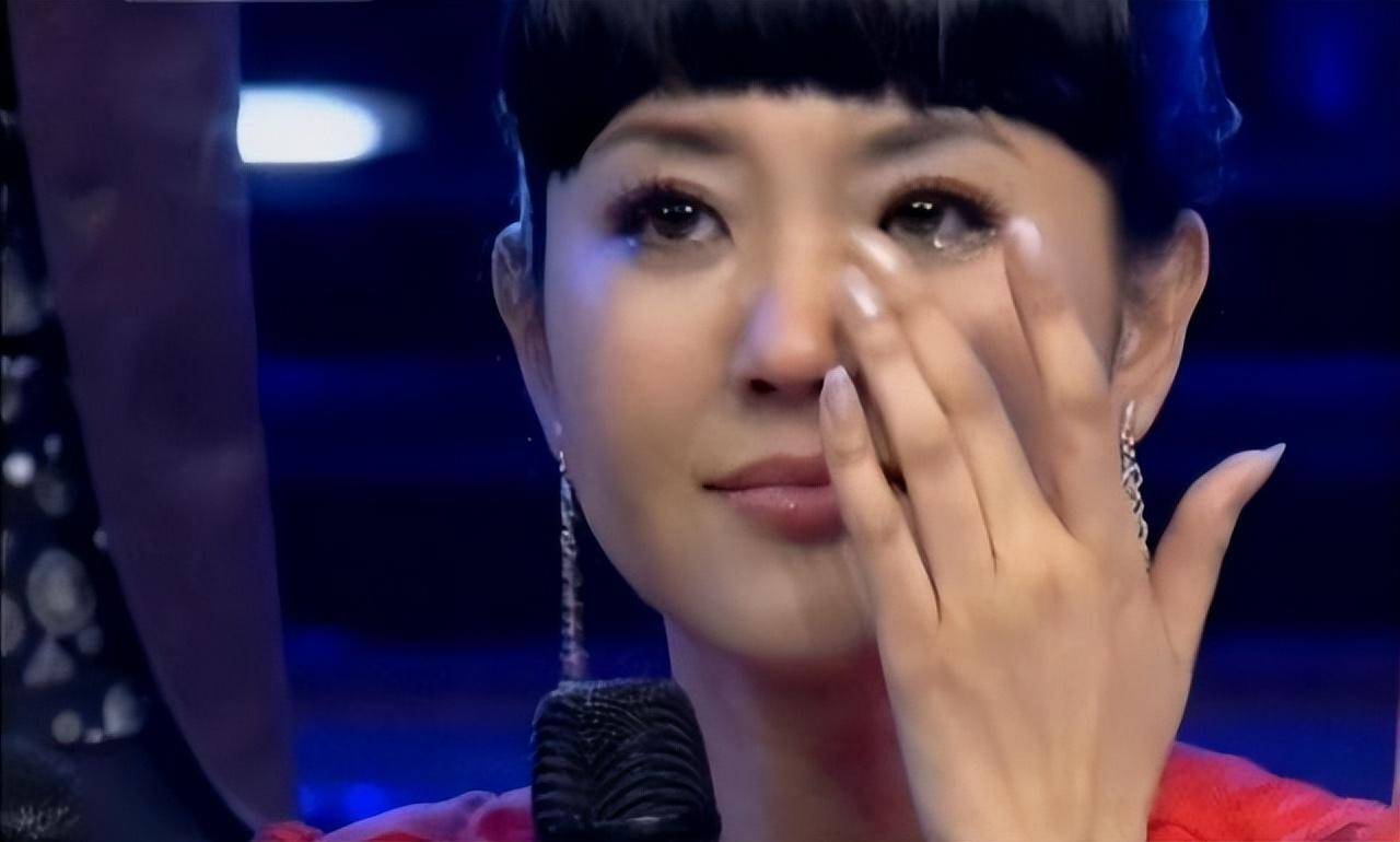 主持人方琼:嫁大8岁副台长,闪婚后生下可爱儿子,活成人生赢家_父亲