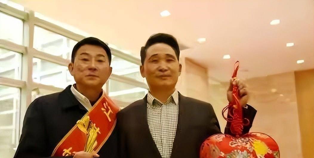 在最后,他花费了大量的资金在徐州建立了一个庄园,并将董事长的职务