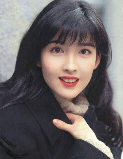 "玉女掌门"周慧敏,和倪震相恋多年,"帽子"不断还原谅