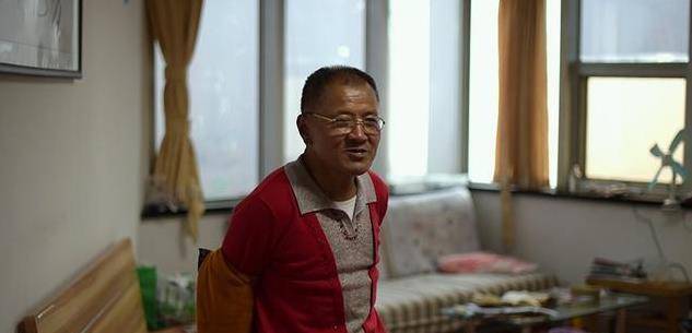 靠拾荒还清18万巨债,曾因"穿女装"一夜爆红,他都经历?